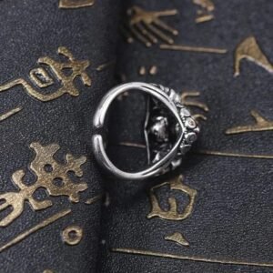 adoptez le chic sobre avec notre bague biker au style gothique 625 1
