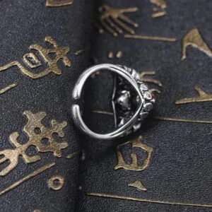 Adoptez Le Chic Sobre Avec Notre Bague Biker Au Style Gothique!