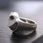 Affichez Votre Audace Avec La Bague Biker à Tête-de-mort Souriante !