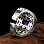 affichez votre style avec la bague biker noire elegante 370 1