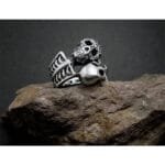 Bague Squelette Biker: L’élégance Mortelle Au Féminin Et Masculin!