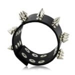 bracelet cuir biker pique gothique laudace au poignet 761 1