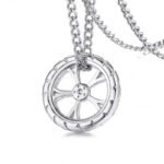 collier moto a pendentif roue lelegance du biker affirmee argent collier 863 1