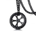collier moto a pendentif roue lelegance du biker affirmee noir collier 608 1