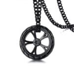 Collier Moto à Pendentif Roue: L’élégance Du Biker Affirmée! Noir