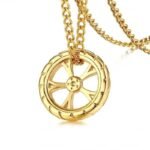 collier moto a pendentif roue lelegance du biker affirmee or collier 201 1