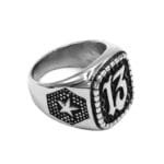 Découvrez La Bague Biker Acier Lucky 13 Votre Porte-bonheur élégant!