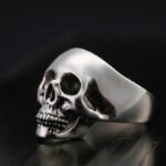 elegante bague tete de mort lessence du style biker 784 1