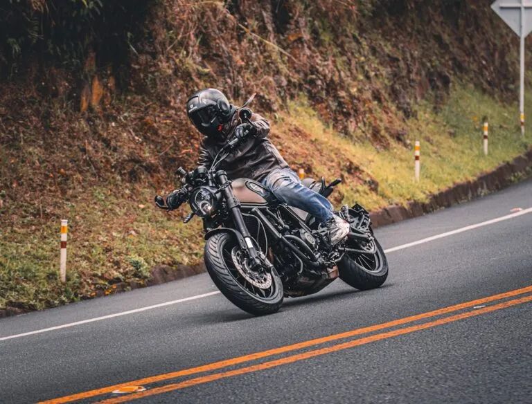 à quel âge peut-on passer le permis moto image